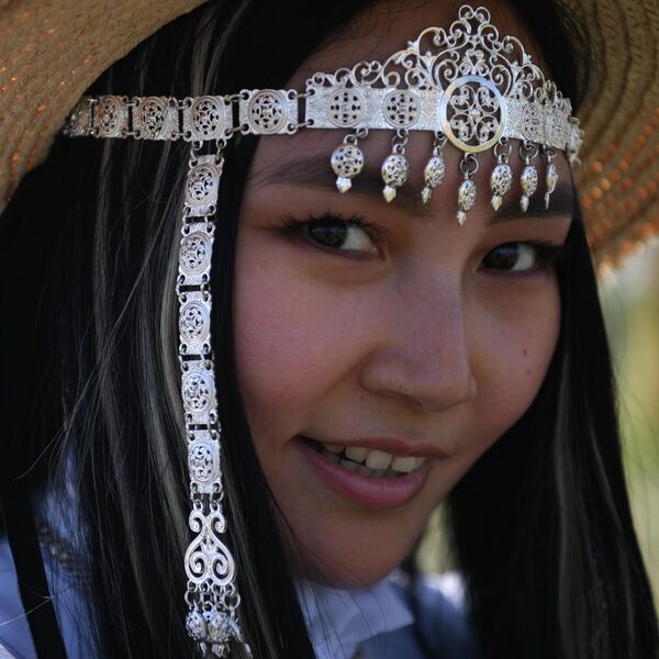 Девушка на праздновании традиционного якутского праздника Ысыах Туймаады в местности Ус Хатын недалеко от Якутска