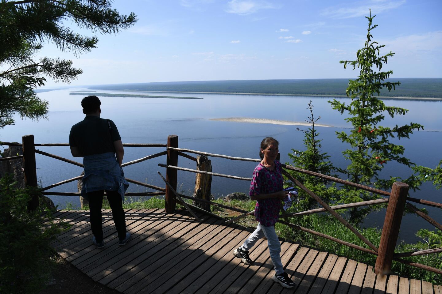 Туристы на реке Лене в национальном парке Ленские столбы в Якутии