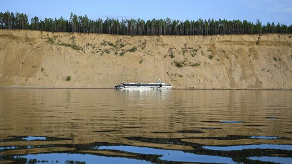 Туристический катер на реке Лене в Якутии