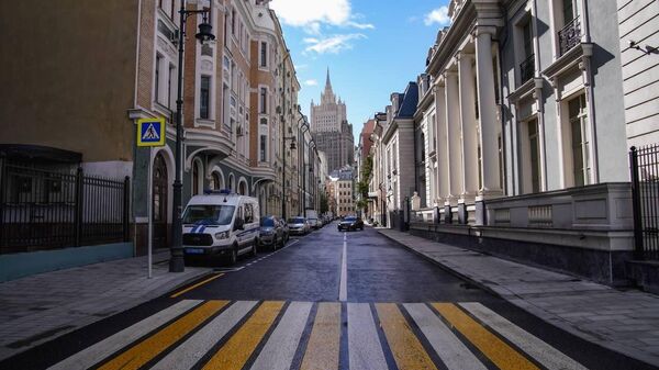 Обновление дорожного полотна завершили в 18 переулках районов Арбат и Хамовники Центрального административного округа Москвы