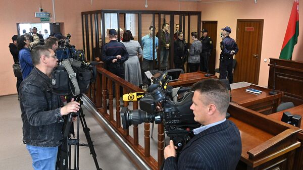 Подсудимые общаются с адвокатами в зале суда Минского района перед оглашением приговора по делу о заговоре с целью захвата власти в Белоруссии
