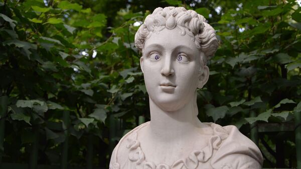 Копия скульптуры Петрония Прима, жена императора Вителлия в Летнем саду Санкт-Петербурга, поврежденная вандалами