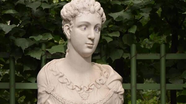 Копия скульптуры Петрония Прима, жена императора Вителлия в Летнем саду Санкт-Петербурга, поврежденная вандалами