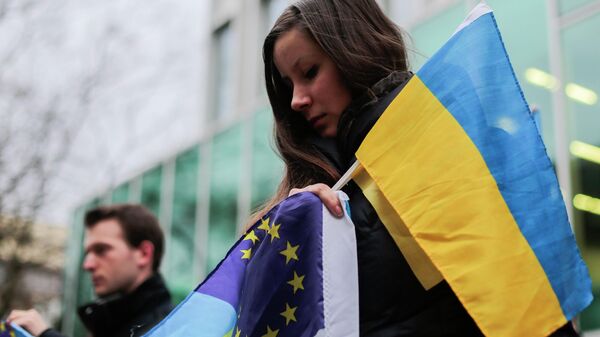 Демонстранты с украинским флагом и флагом ЕС в Берлине