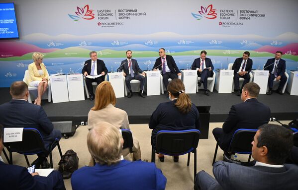 Участники сессии Электроэнергетика Дальнего Востока: расширение зоны конкурентного ценообразования и интеграция с ЕЭС России на Восточном экономическом форуме во Владивостоке