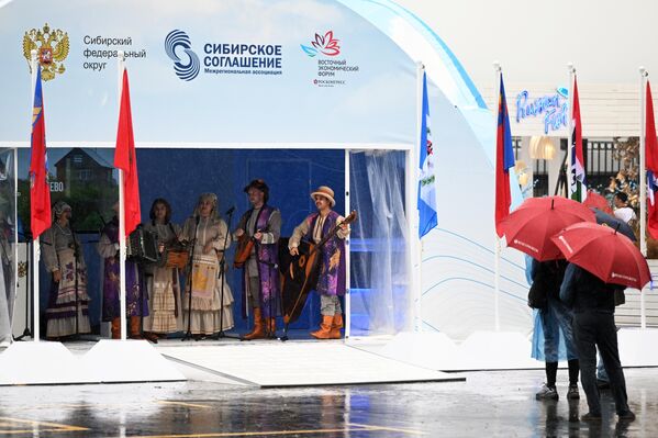 Выступление фольклорного творческого коллектива на Восточном экономическом форуме во Владивостоке