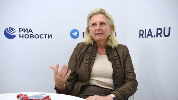 Экс-глава МИД Австрии Карин Кнайсль на стенде медиагруппы Россия сегодня на Восточном экономическом форуме во Владивостоке