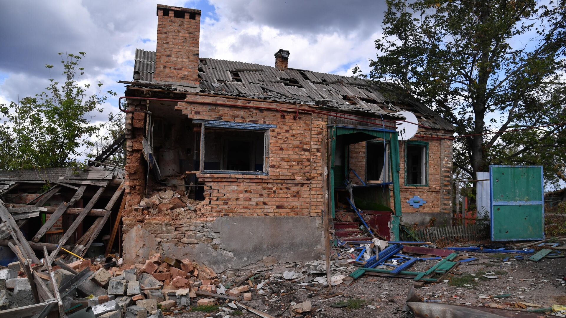 Разрушенный жилой дом в селе Покровское Донецкой области - РИА Новости, 1920, 15.10.2022