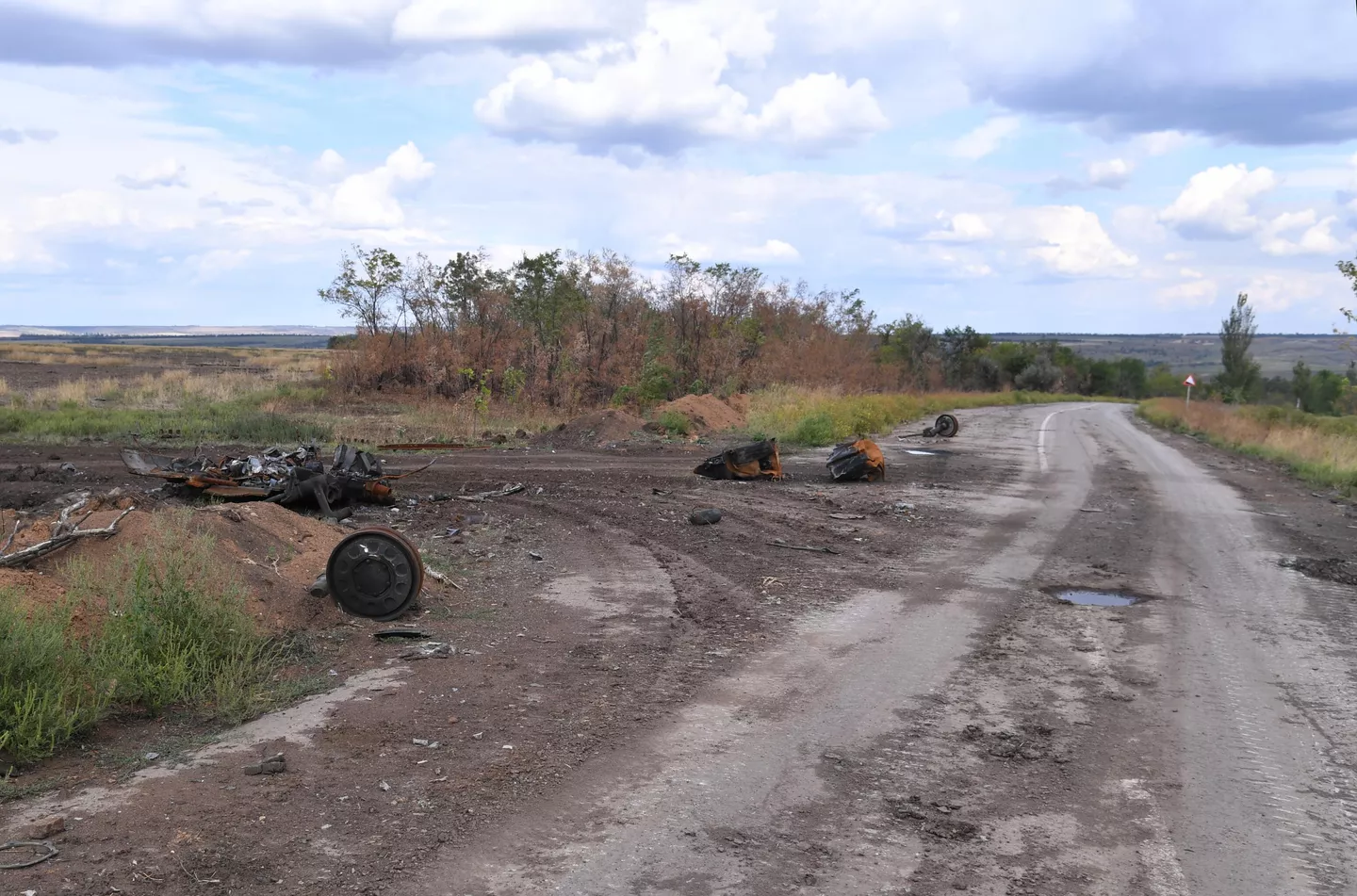 Уничтоженный танк ВСУ бойцами ЧВК Вагнер на дороге в Бахмутском районе Донецкой области