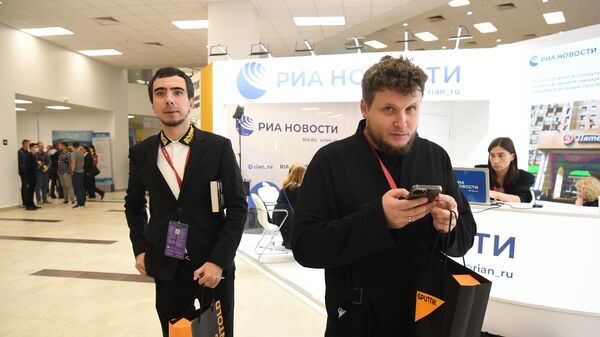 Пранкеры Вован (Владимир Кузнецов, слева) и Лексус (Алексей Столяров) возле стенда медиагруппы Россия сегодня на Восточном экономическом форуме во Владивостоке