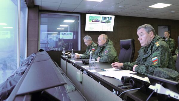 Президент РФ Владимир Путин наблюдает за финальной частью военных стратегических командно-штабных учений войск Восточного военного округа Восток-2022