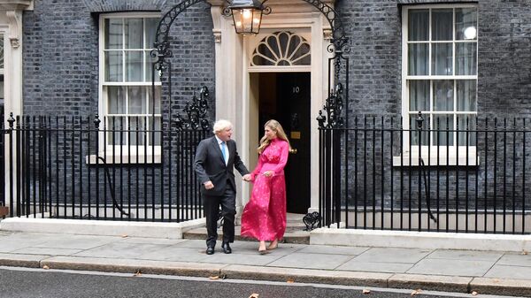 Бывший премьер-министр Великобритании Борис Джонсон с супругой Кэрри покидают резиденцию на Даунинг-стрит в Лондоне. 6 сентября 2022