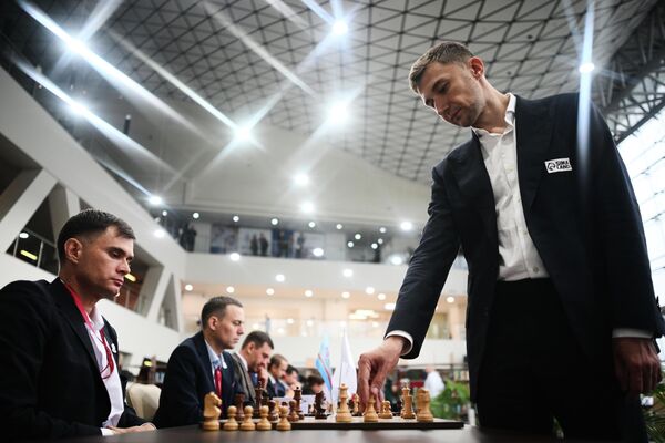 Вице-чемпион мира по шахматам Сергей Карякин проводит сеанс одновременной игры с участниками Восточного экономического форума во Владивостоке