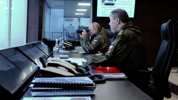 Президент РФ Владимир Путин наблюдает за финальной частью военных стратегических командно-штабных учений войск Восток-2022. Архивное фото