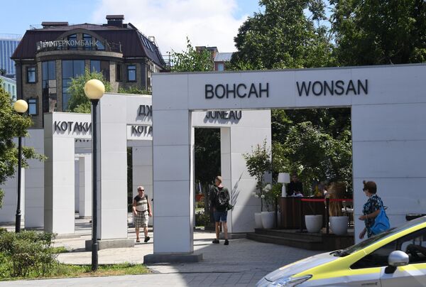 Прохожие на Пограничной улице во Владивостоке Прохожие на Пограничной улице во Владивостоке