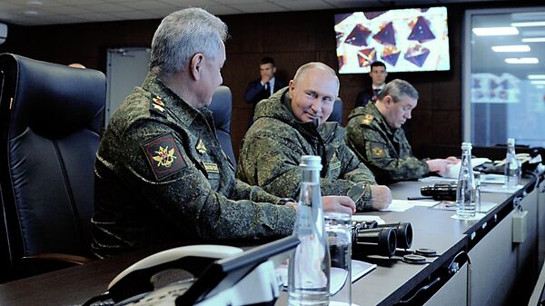 Президент России Владимир Путин наблюдает за финальной частью военных стратегических командно-штабных учений Восток-2022