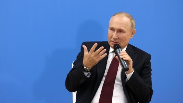 LIVE: Путин на встрече с модераторами ключевых сессий ВЭФ