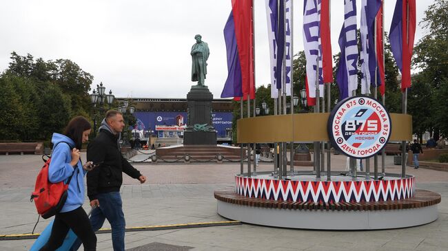 Уличное украшение ко Дню города на Пушкинской площади в Москве