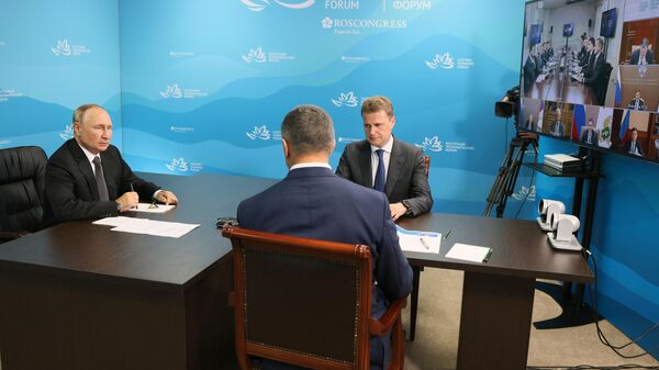 Президент РФ Владимир Путин во время общения в режиме видеоконференции с модераторами ключевых сессий Восточного экономического форума во Владивостоке