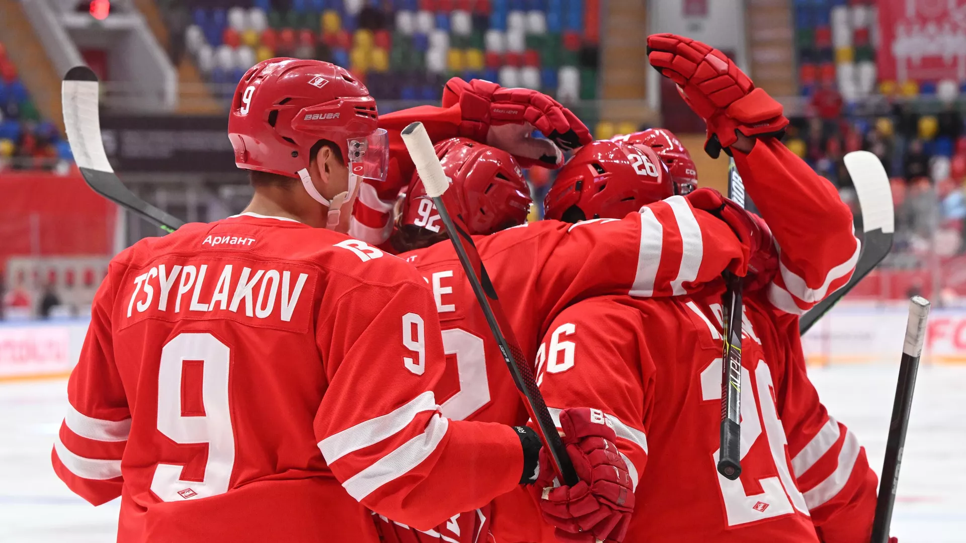 Игрок ХК Спартак радуются заброшенной шайбе в матче регулярного чемпионата Кубка Гагарина Континентальной хоккейной лиги сезона 2022/2023 между ХК Спартак (Москва) и ХК Адмирал (Владивосток). - РИА Новости, 1920, 06.09.2022