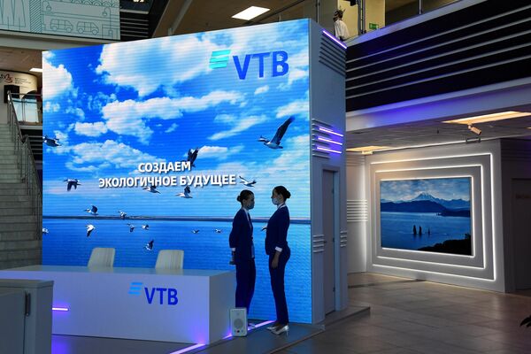 Стенд ВТБ на Восточном экономическом форуме во Владивостоке.