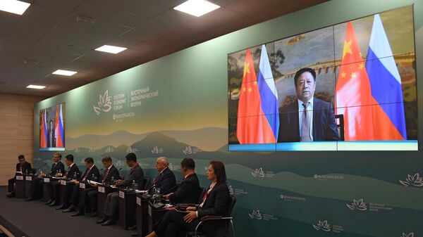Экран с трансляцией выступления Чрезвычайного и Полномочного посла КНР в РФ Чжана Ханьхуэйя на сессии Российско-китайское сотрудничество в новую эпоху на Восточном экономическом форуме