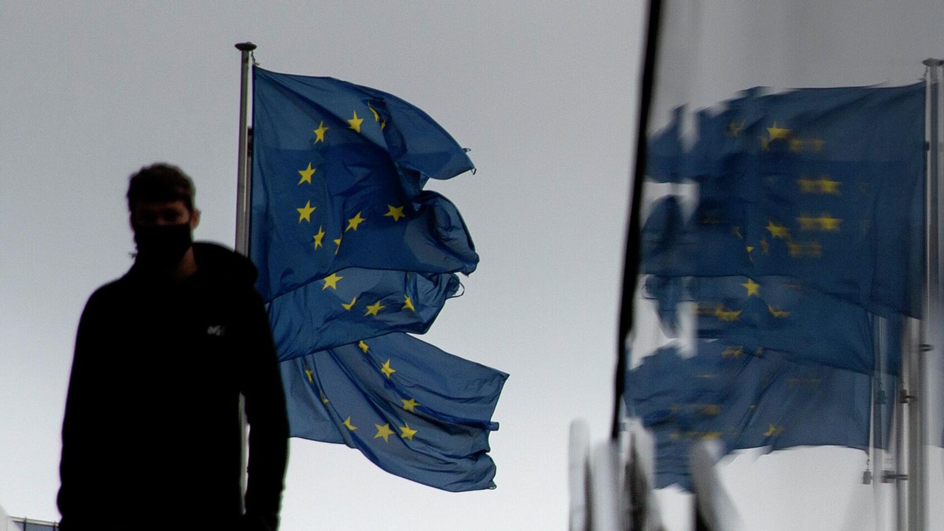 Флаг Евросоюза у штаб-квартиры ЕС в Брюсселе - РИА Новости, 1920, 25.11.2022