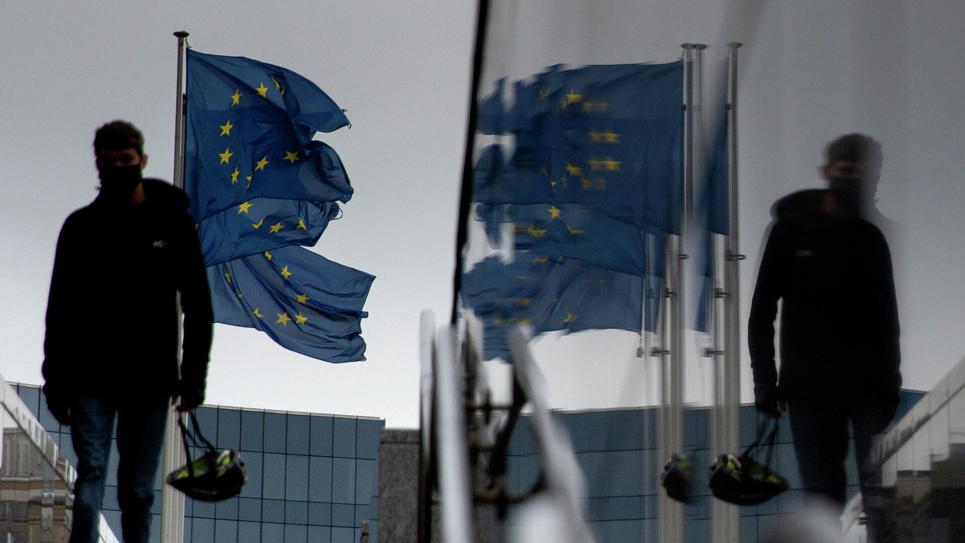 Флаг Евросоюза у штаб-квартиры ЕС в Брюсселе - РИА Новости, 1920, 27.03.2023