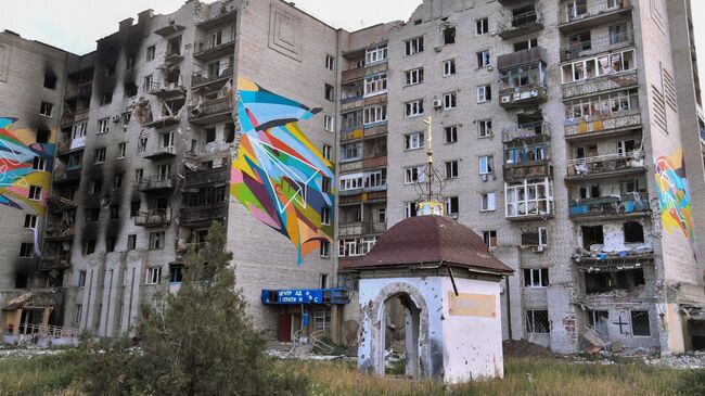 Разрушенные жилые дома и часовня в городе Попасная, который перешел под контроль войск Луганской народной республики