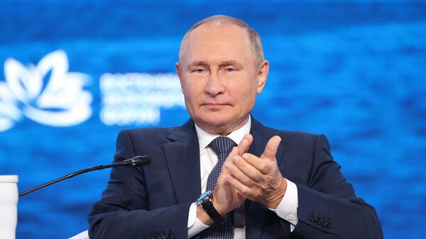 Президент России Владимир Путин на пленарном заседании VII Восточного экономического форума во Владивостоке