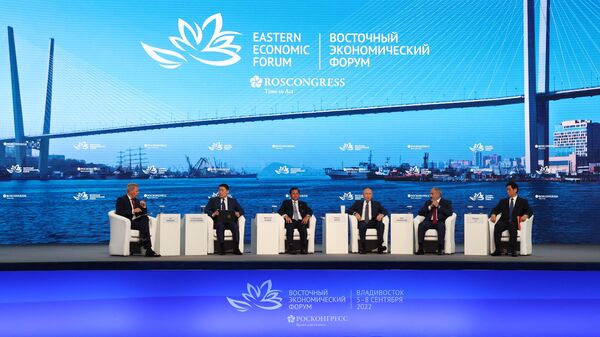 Президент РФ Владимир Путин на пленарном заседании VII Восточного экономического форума во Владивостоке