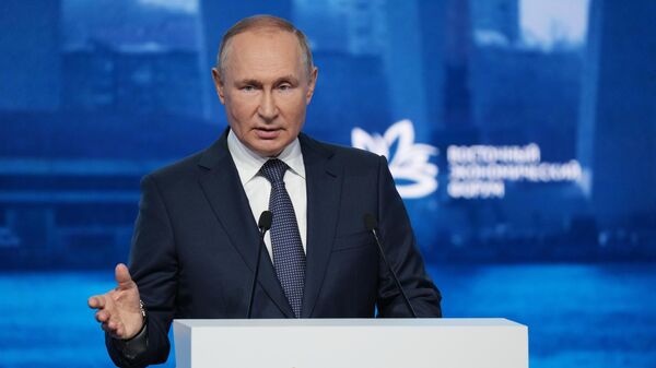 Президент России Владимир Путин выступает на пленарном заседании VII Восточного экономического форума во Владивостоке