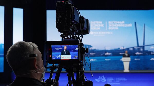 Оператор ведет съемку выступления президента РФ Владимира Путина на пленарном заседании Восточного экономического форума во Владивостоке