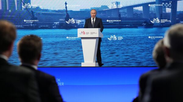 Президент РФ Владимир Путин выступает на пленарном заседании VII Восточного экономического форума во Владивостоке
