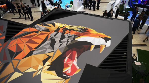Изображение тигра на одном из павильонов на выставке Восточного экономического форума во Владивостоке