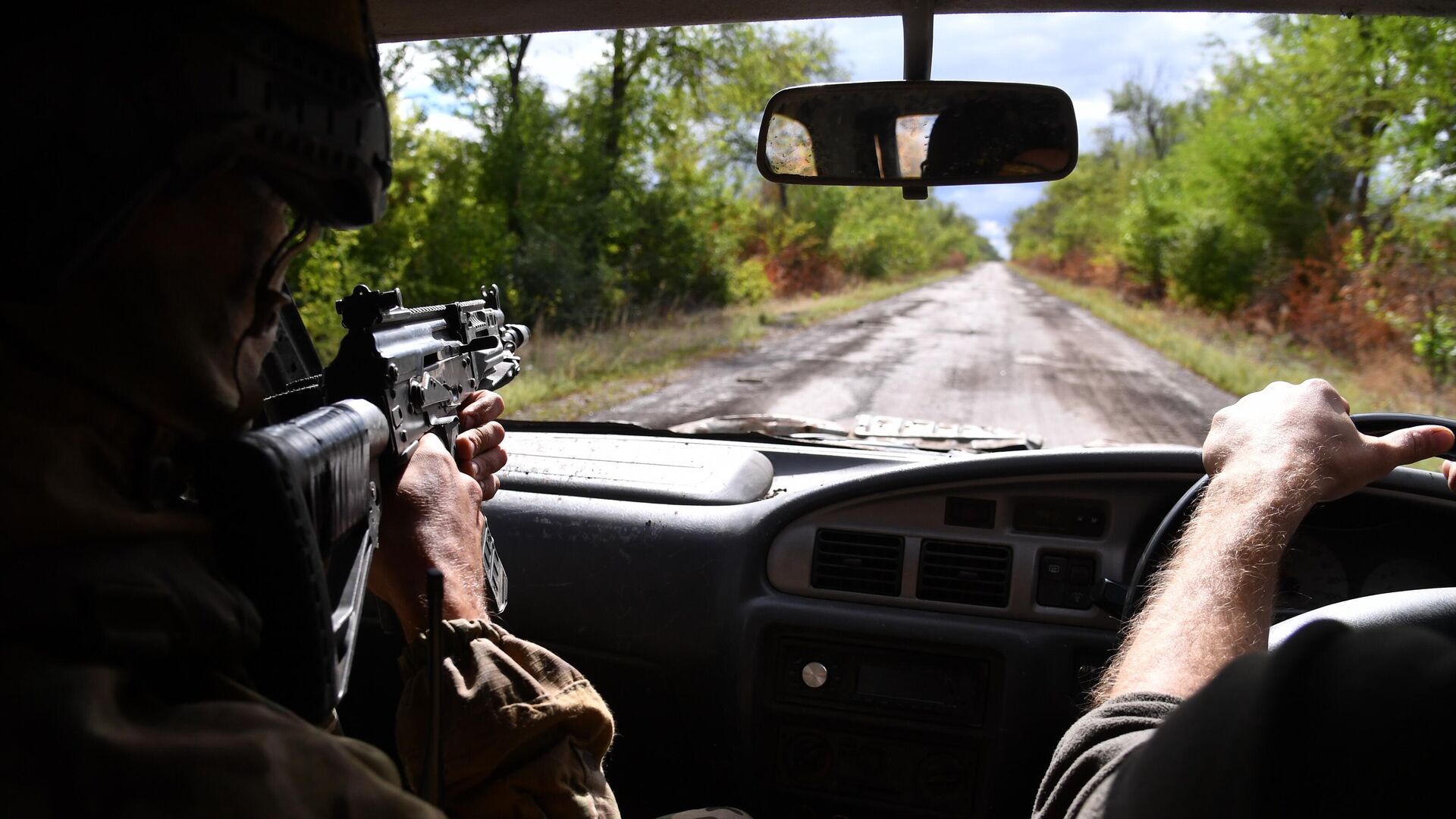 Российские военные передвигаются на трофейном автомобиле на окраине Бахмута в Донецкой области - РИА Новости, 1920, 12.09.2022