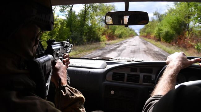 Российские военные передвигаются на трофейном автомобиле на окраине Бахмута в Донецкой области