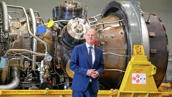 Канцлер Германии Олаф Шольц во время осмотра турбины для Северного потока на предприятии Siemens