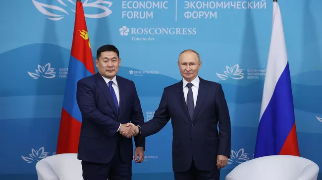 Президент РФ Владимир Путин и премьер-министр Монголии Лувсаннамсрайн Оюун-Эрдэнэ во время встречи на полях VII Восточного экономического форума во Владивостоке