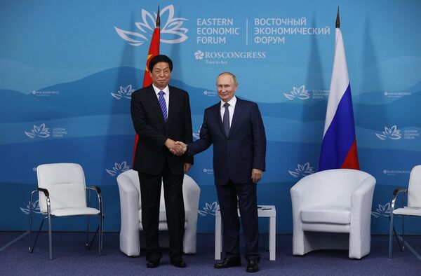 Президент РФ Владимир Путин и председатель Постоянного комитета Всекитайского собрания народных представителей Ли Чжаньшу во время встречи на полях VII Восточного экономического форума во Владивостоке