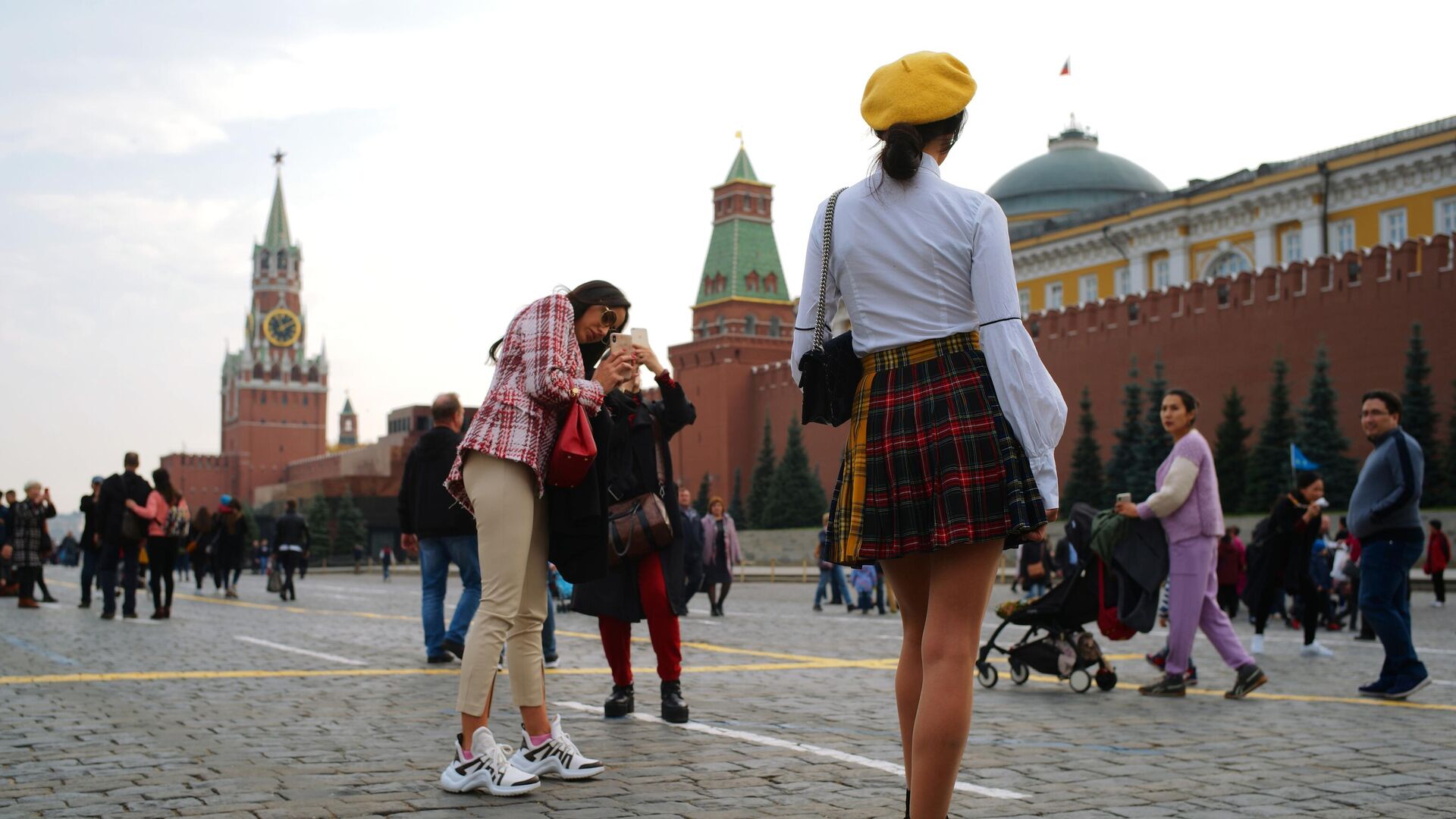 Иностранные туристки фотографируются на Красной площади в Москве - РИА Новости, 1920, 19.05.2023