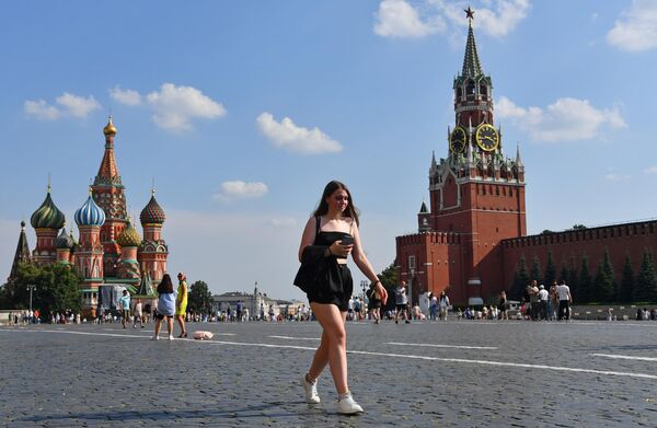 Девушка на Красной площади в Москве в жаркую погоду