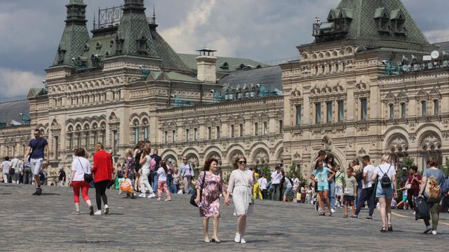 Люди на Красной площади в Москве