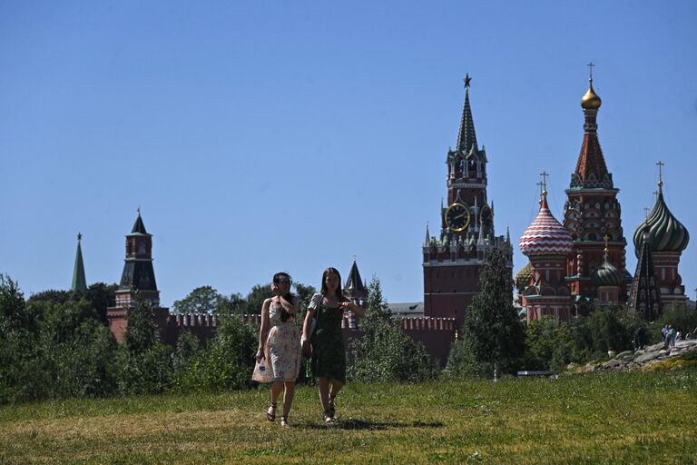 Девушки гуляют в природно-ландшафтном парке Зарядье в Москве