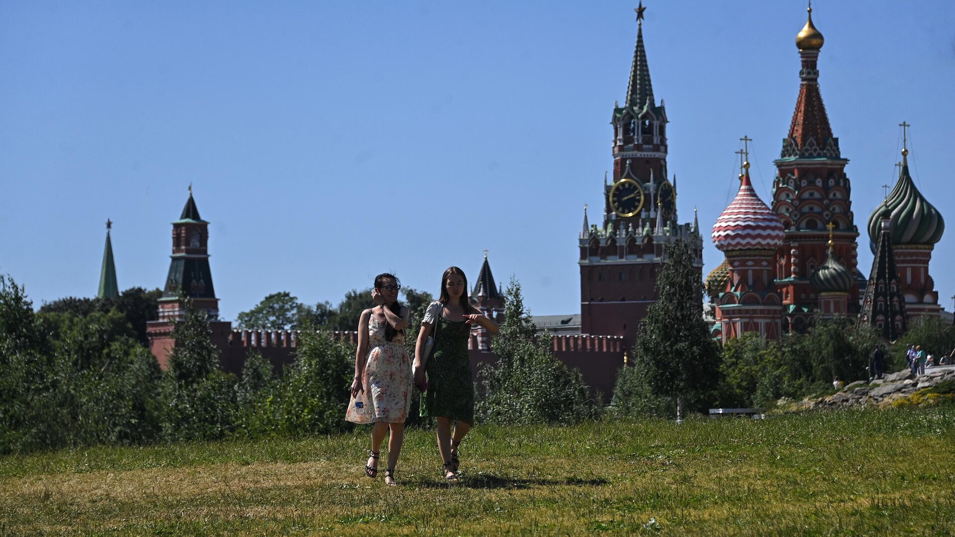 Девушки гуляют в природно-ландшафтном парке Зарядье в Москве - РИА Новости, 1920, 27.09.2022