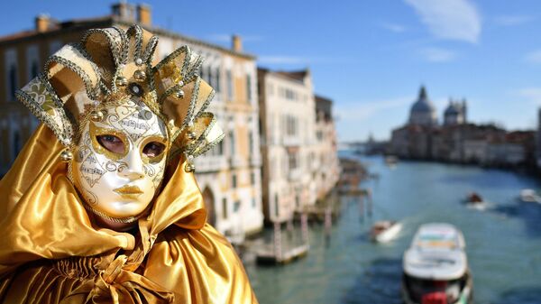 Участница Венецианского карнавала