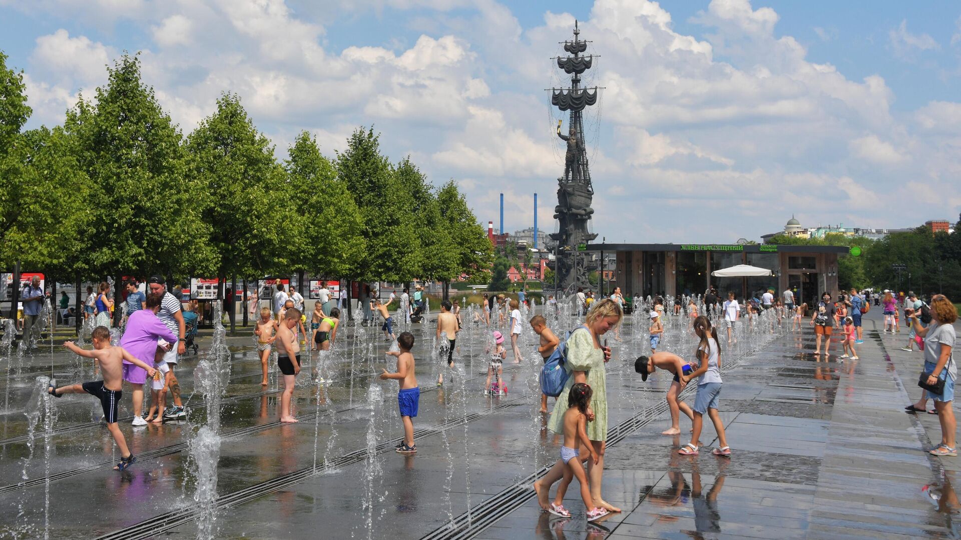 Посетители во время отдыха в жаркую погоду у сухого фонтана в парке Музеон в Москве - РИА Новости, 1920, 20.05.2023