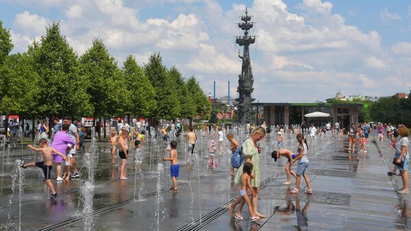 Посетители во время отдыха в жаркую погоду у Сухого фонтана в парке Музеон в Москв