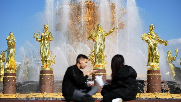 Отдыхающие у фонтана Дружба народов на ВДНХ в Москве