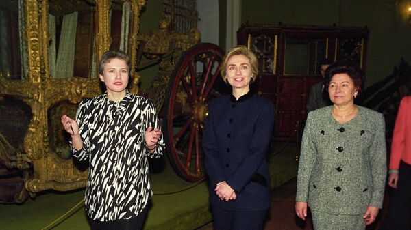 Супруга президента США Хиллари Клинтон и супруга президента Российской Федерации Наина Ельцина в Оружейной палате Московского Кремля